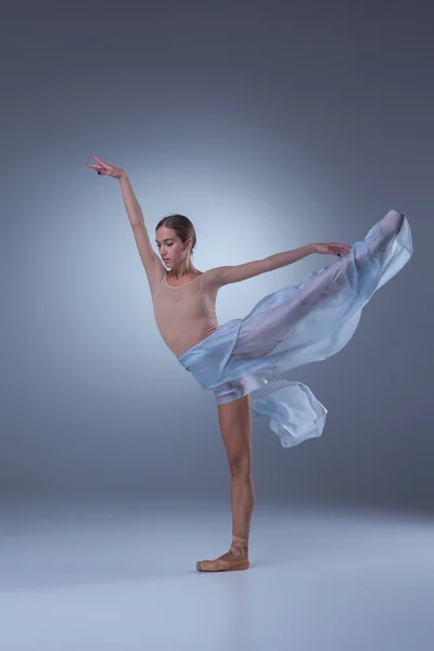 De prachtige ballerina dansen met blauwe sluier — Stockfoto