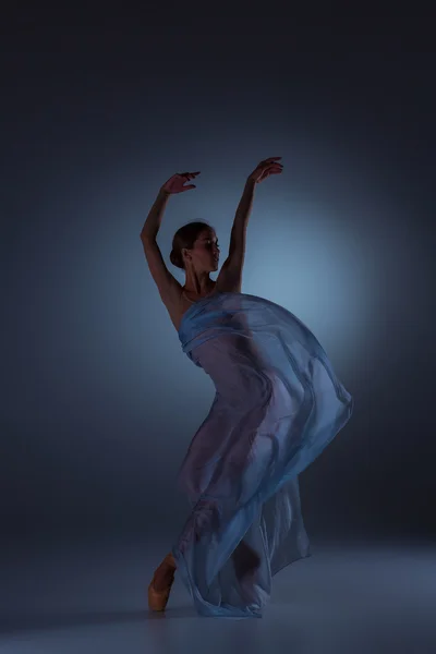 A bela bailarina dançando com véu azul — Fotografia de Stock