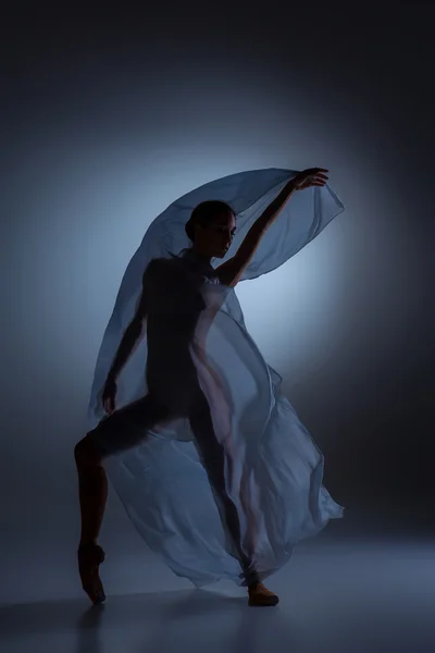 A bela bailarina dançando com véu azul — Fotografia de Stock