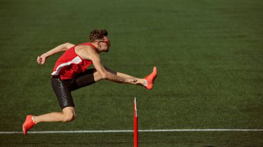 Atletizm antrenmanında engelli atlayışı. Çeviklik kavramı, güç, spor markalaşması için motivasyon, profesyonel atletizm ve ilham verici fitness pazarlama görselleri.