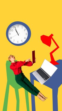 Grafik kompozisyonu. Kırmızı gömlekli ve yeşil pantolonlu bir kadın büyük duvar saatinin altında dizüstü bilgisayarla çalışıyor. Motivasyon kavramı, zaman yönetimi, parlak enerji ve kararlılıkla yaratıcı odaklanma.