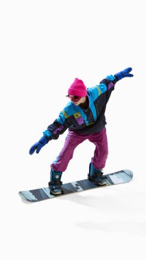 Retro kıyafetli snowboardcu beyaz arka planda izole edilmiş kollarını dengeliyor. Hareket kavramı, duruş ve ifade tasarım şablonları, veri tabanları ve hareket çalışmalarında kullanılan vücut.
