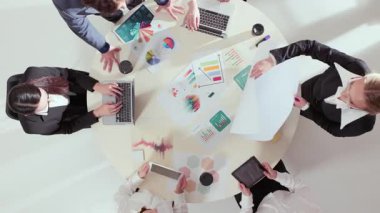 Yaratıcı strateji tartışmaları sırasında tablet ve çizelge kullanan iş arkadaşlarının hava perspektifi. Takım çalışması kavramı, yenilik, dijital iş akışı ve iş planlamasına özgüven.