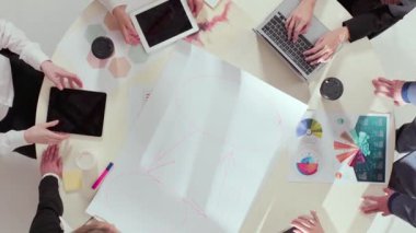 İş toplantısından yaratıcı çalışma alanı üzerine çizimler ve veri grafikleriyle uzaklaşın. Görsel iletişim, fikir akışı, takım çalışması ve ilham verici işbirliği kavramı.