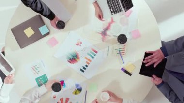 Yaratıcı planlama sırasında dizüstü bilgisayarları, çizelgeleri ve kahve fincanlarıyla iş toplantılarını çok iyi izleriz. Takım çalışması, üretkenlik, yenilik ve analitik enerji ile odaklanmış işbirliği kavramı.