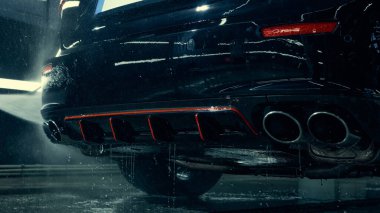 Arabanın arka tamponunu ve egzozunu köpük temizliğinden sonra duruladım. Otomobil bakım, ekipman reklamcılığı ve araba bakım uzmanları için görsel eğitim kavramı.