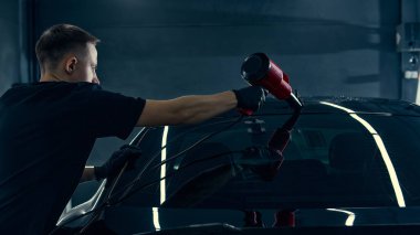 Profesyonel temizlik, iş akışı hassasiyeti, hizmet terfisi ve otomotiv kalitesi kavramı.