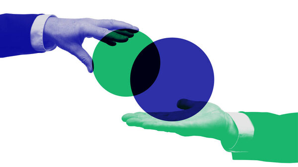 Сюрреалистичное искусство коллажа. Руки, держащие перекрывающиеся круги, представляющие обмен данными и сотрудничество. Концепция цифровых сетей, системной интеграции, прозрачности и управления обменом знаниями.