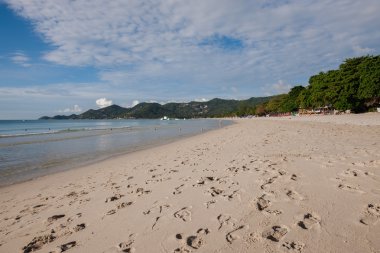 plaj tropikal adada. temiz mavi su, kum, bulutlar.