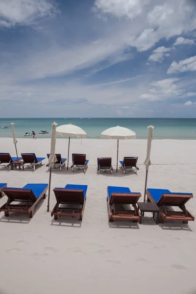 Beach on tropical island. Clear blue water, sand, clouds. — Stock Photo, Image