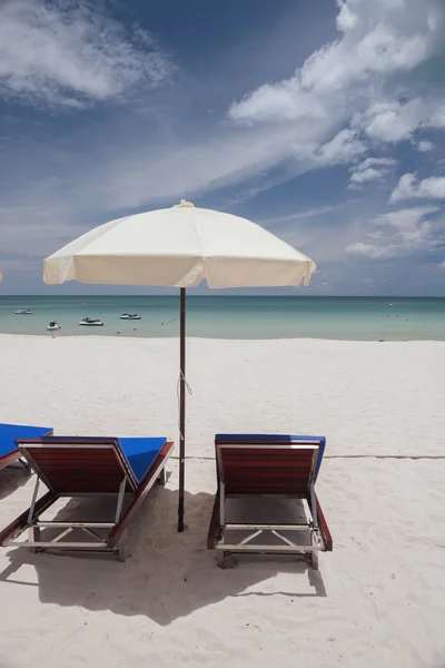 Beach on tropical island. Clear blue water, sand, clouds. — Stock Photo, Image