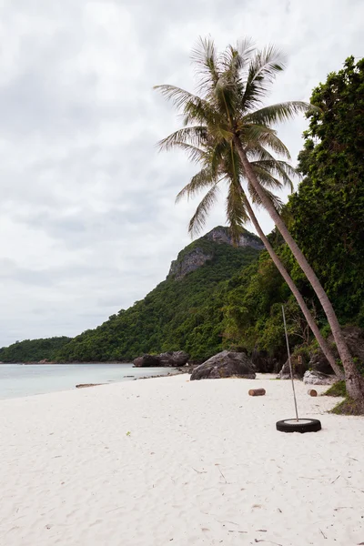 Spiaggia sull'isola tropicale. Acqua cristallina, sabbia, nuvole . — Foto Stock