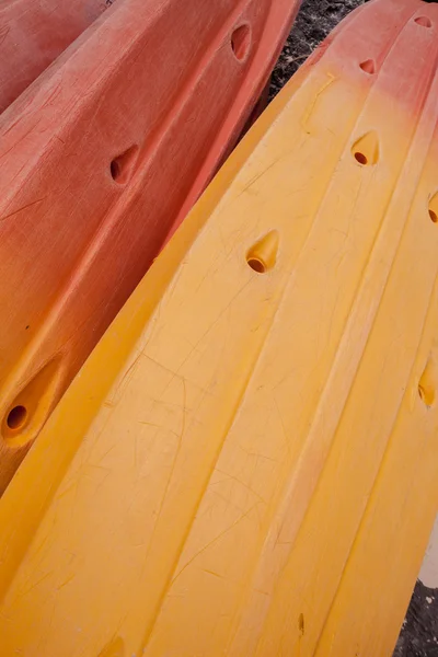 Coloridos kayaks en la playa de Tailandia —  Fotos de Stock