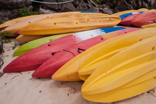Kayaks colorés sur la plage en Thaïlande — Photo