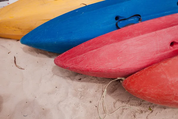 Kayak colorati sulla spiaggia in Thailandia — Foto Stock