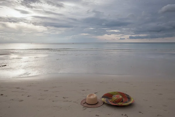 Stranden på tropisk ö. klart blått vatten, sand, moln. — Stockfoto