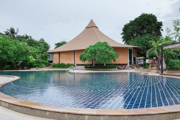 Swimming pool at modern luxury hotel, Samui, Thailand — Stock Photo, Image