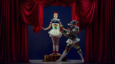 Beklenmedik bir jest. Pandomim gösterisi sırasında balerine hediye sunuyor. Nezaket kavramı, mizah, editoryal özellikler ve tiyatral illüstrasyon için yaratıcı hikaye anlatımı.