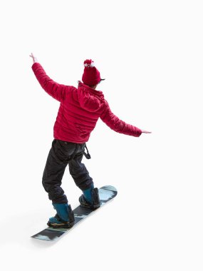 Kırmızı ceketli snowboardcu. Minimalist stüdyo tarzında beyaz arka planda dengede duruyor. Görsel, tasarım şablonları, veri tabanları ve grafik bileşimleri için nötr beden hareketi kavramı.