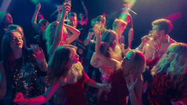 Dans eden ve tezahürat yapan insanların olduğu görkemli bir yeni yıl kutlaması. Eğlence görselleri, şenlikli yaşam tarzı, duygusal gece hayatı ve dijital promosyon kavramı