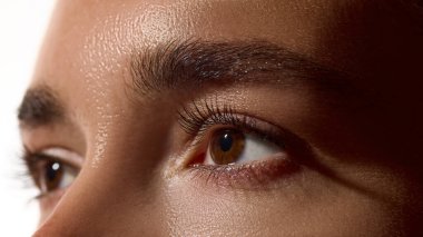 Yumuşak ışık altında parlayan doğal cilt ile göz ve kaş yakın çekim. Sağlık hizmetleri dermatolojisi kavramı, reklam baskı paketlemesi, sosyal medya etkileyicisi içeriği ve doğal yaşam tarzı ekosu.