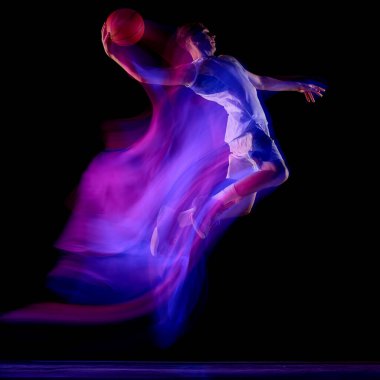 Topla uçan basketbol oyuncusu, parlak mor ve mavi hareketlerle çevrili. Spor markalaşması, atlet performansı, fitness tanıtımı ve yaratıcı enerji kavramı.