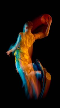 Sarı spor giyimli basketbolcu, top ve renkli hareketlerle zıplıyor. Spor pazarlama, enerji görselleştirme, hareket analizi ve atletik markalaşma kavramı.