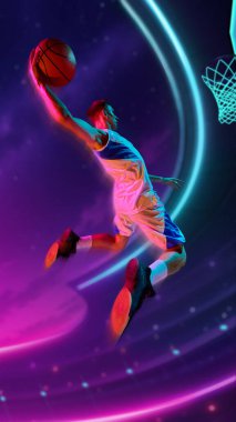 Basketbolcu kolajı parlak ışıklar altında neon fütüristik arenada smaç basıyor. Sosyal medyada spor performansı, dijital hareket tasarımı ve atletik pazarlama kavramı.