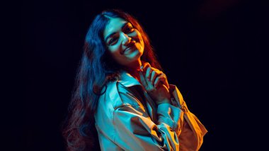 Renkli neon ışıklarda birlikte gülümseyen kadın mutluluğu ifade ediyor. Duygusal pazarlama, psikoloji, sosyal medya hikaye anlatımı ve yaşam tarzı marka kimliği kavramı.