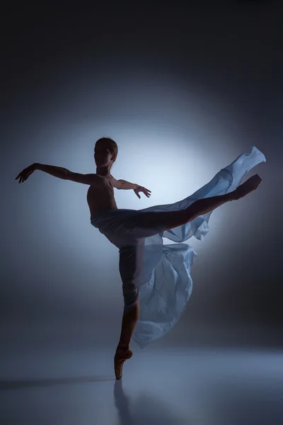 Die schöne Ballerina tanzt mit blauem Schleier — Stockfoto