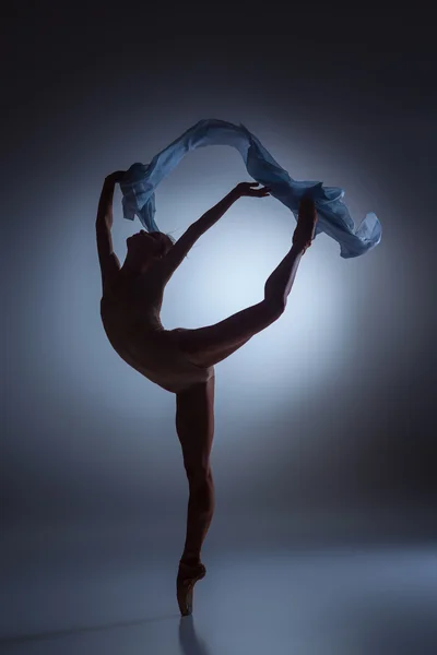 De prachtige ballerina dansen met blauwe sluier — Stockfoto