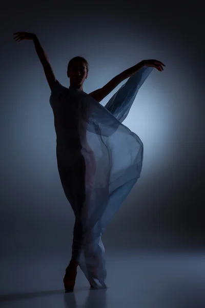 A bela bailarina dançando com véu azul — Fotografia de Stock