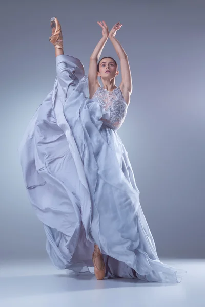 Die schöne Ballerina tanzt im blauen langen Kleid — Stockfoto