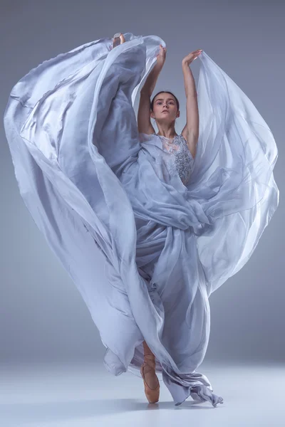 Egy gyönyörű ballerina kék hosszú ruha tánc — Stock Fotó