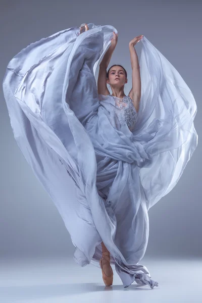 A bela bailarina dançando em azul vestido longo — Fotografia de Stock