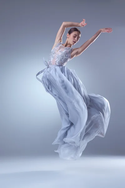 A bela bailarina dançando em azul vestido longo — Fotografia de Stock