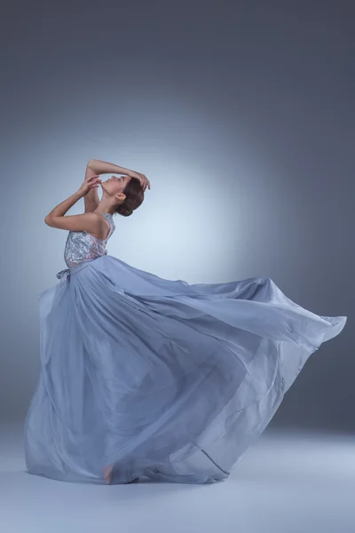 Mavi uzun elbise dans güzel balerin — Stok fotoğraf