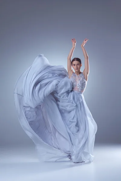 La hermosa bailarina bailando en vestido largo azul — Foto de Stock