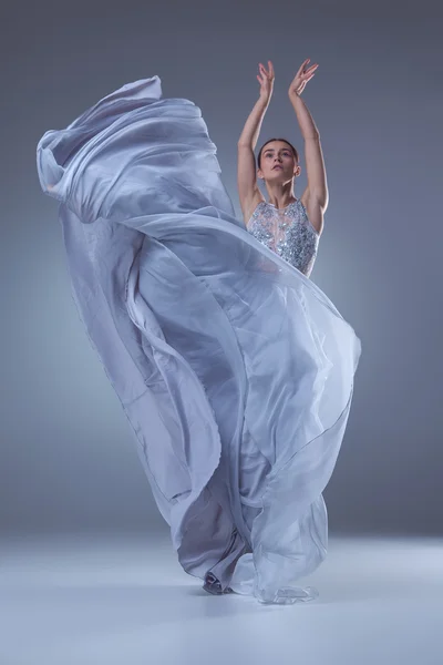 Piękne baleriny dancing w niebieska długa sukienka — Zdjęcie stockowe