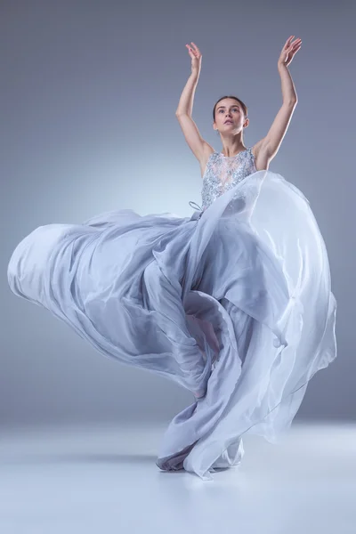 La hermosa bailarina bailando en vestido largo azul — Foto de Stock