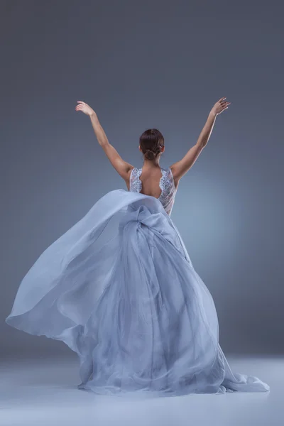 A bela bailarina dançando em azul vestido longo — Fotografia de Stock