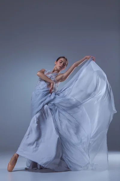 A bela bailarina dançando em azul vestido longo — Fotografia de Stock