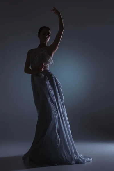 La hermosa bailarina bailando en vestido largo azul — Foto de Stock