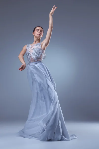 A bela bailarina dançando em azul vestido longo — Fotografia de Stock