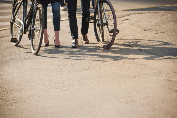 Młoda para siedzi na rower naprzeciwko miasta — Zdjęcie stockowe
