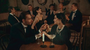 Klasik tarzda zarif bir çift sıcak mum ışığında romantik bir anı paylaşıyor. Lüks yaşam tarzı kampanyaları, tatil tanıtımı, güzellik-moda varlıkları ve sinematik sosyal hikaye anlatımı kavramı..