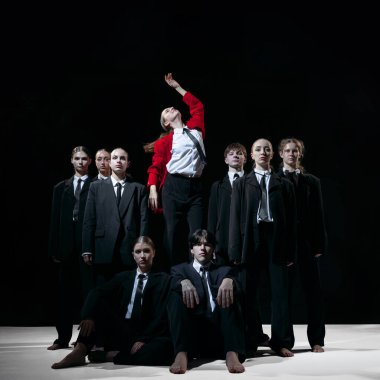 Kırmızı ceketli lider, önsezili yönü ve yıkıcı başlangıç enerjisini simgeliyor. Yenilik güdüsü, cesur karar verme, takım hizası ve hırslı gelecek odaklanma kavramı..