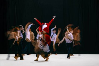Kırmızı ceketli lider yoğun hareket bulanık koreografisi ile takımın üzerinde yükseliyor. Liderlik kontrastı, stratejik gerilim, grup davranış haritalama ve örgütsel hareket modelleri kavramı.