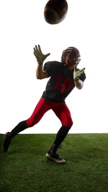 Futbolcu gergin ve kararlı duygularla kapışmaya hazırlanıyor. Oyun kitabı görselleri, strateji şemaları, koçluk materyalleri, dersler, spor analiz araçları kavramı.