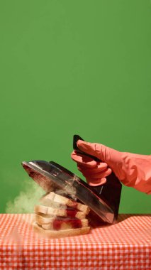 Kareli masada reçelli tost makinesi ile buharlı tost yığını. Gıda markası, ürün pazarlama, görsel metaforlar, stüdyo görselleri ve poster baskıları kavramı.